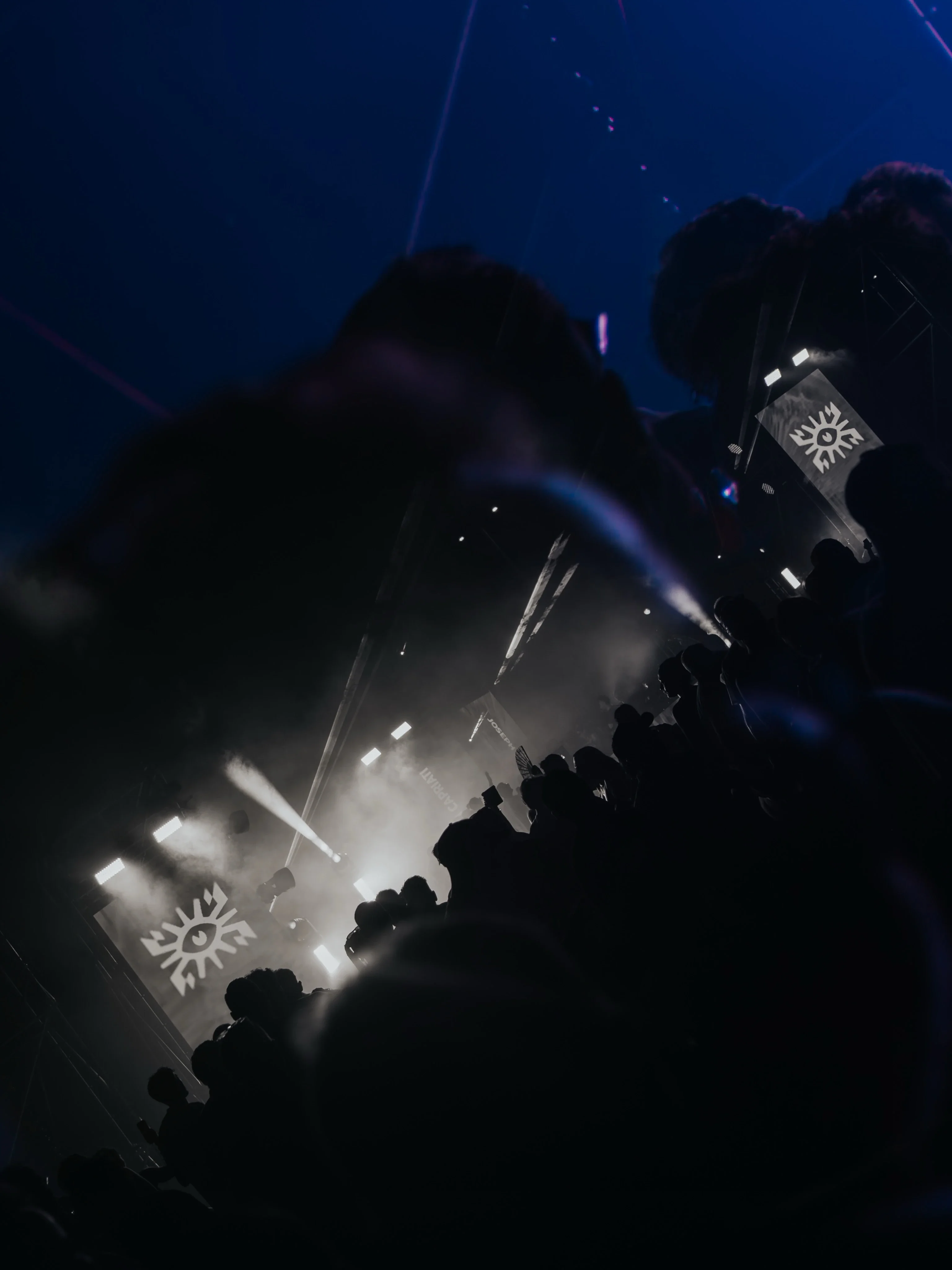 Il palco del Rainbow Music Festival illuminato nella notte